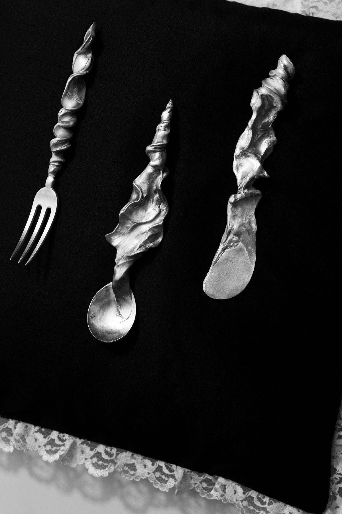 Scirocco Hurricane's Kiss Cutlery x 3 - Front View On Pillow Close Up | Elhanati 