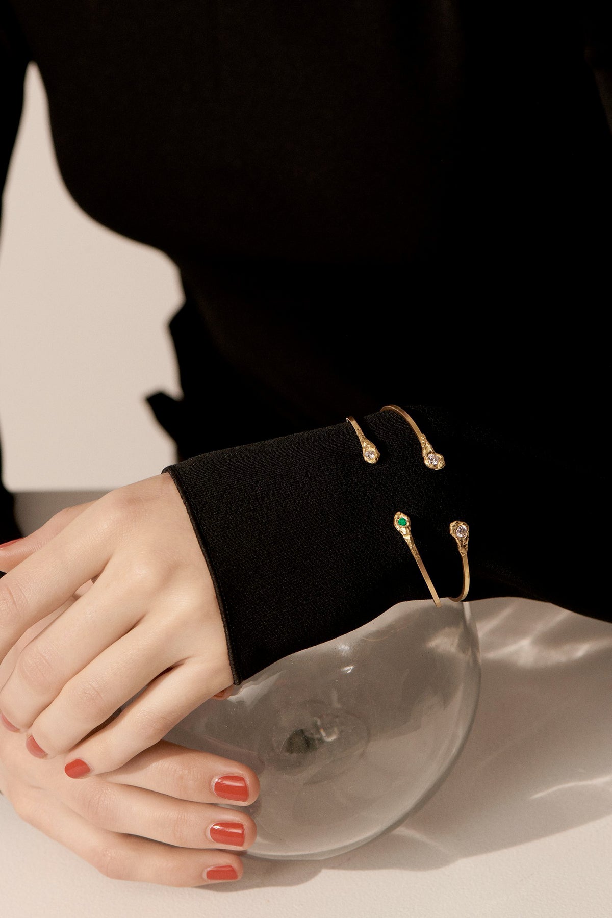 Solitaire Evie 0.20 Emerald and Diamond Gold Bracelet  - On Model | Elhanati